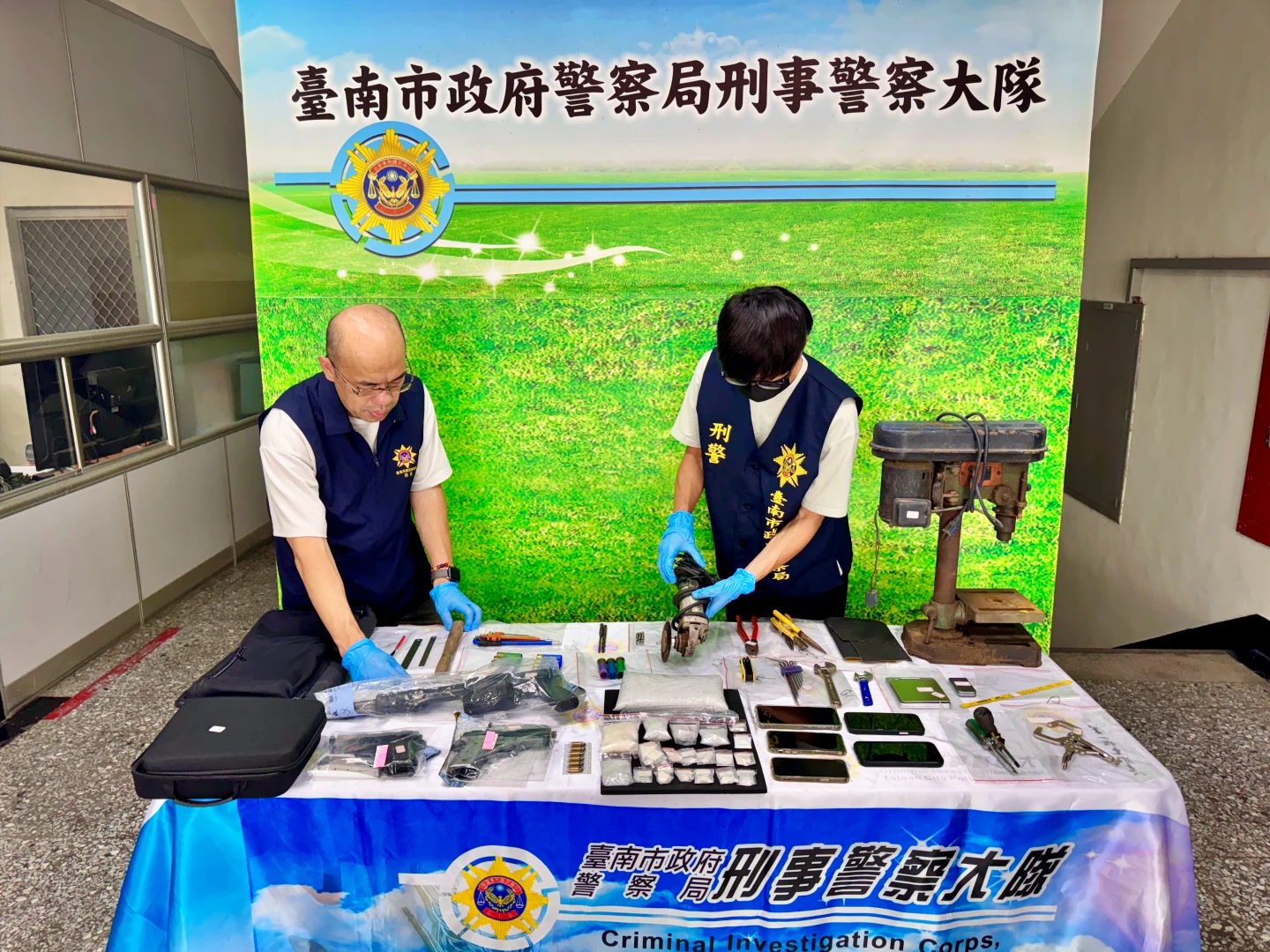 市刑大起出改造槍枝、毒品,市價逾200萬元。警方提供
