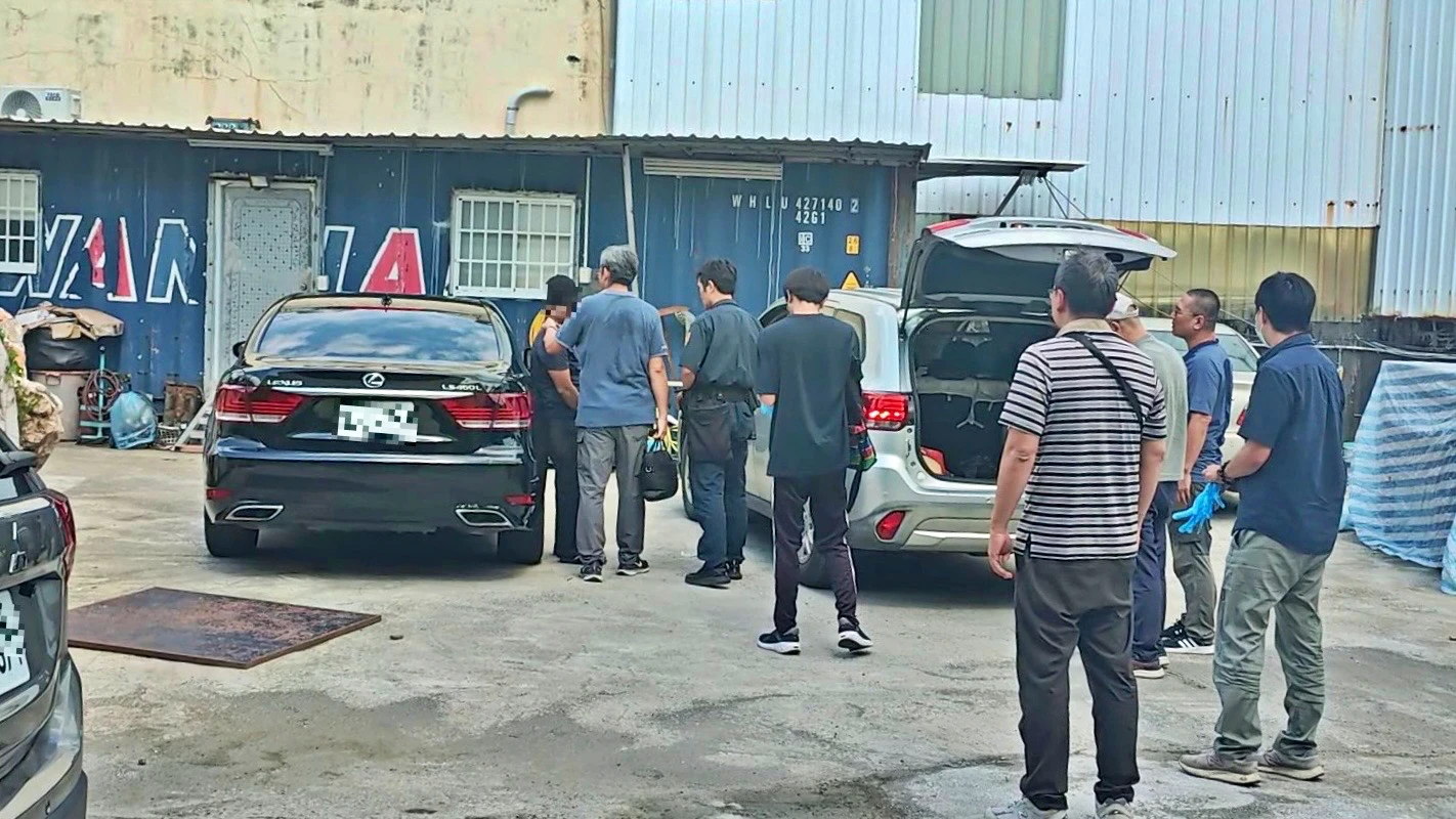 南市刑大循線前往貨櫃屋,當場人贓俱獲。警方提供