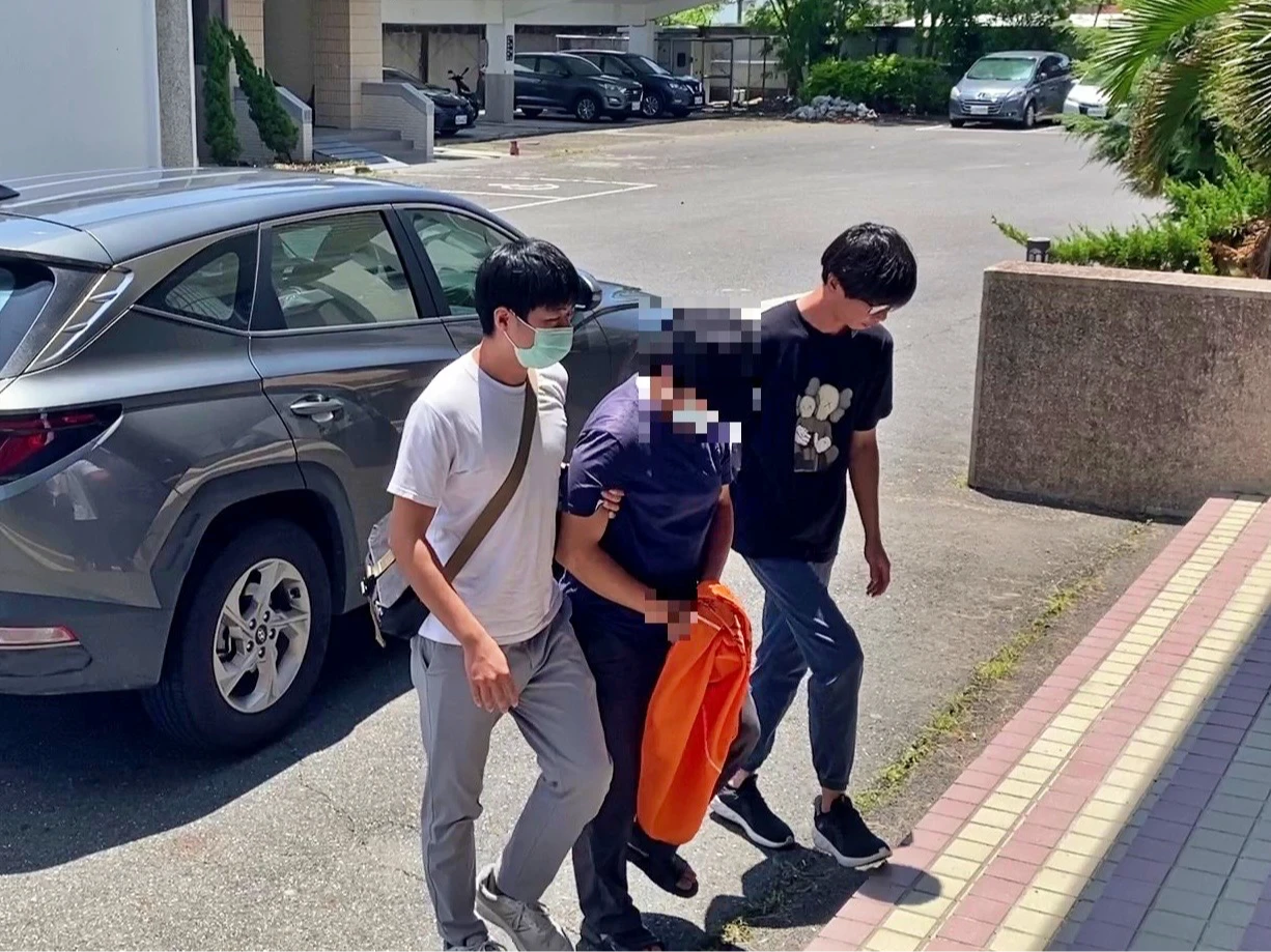 南市刑大緝捕通緝犯到案,起出大批槍毒。警方提供