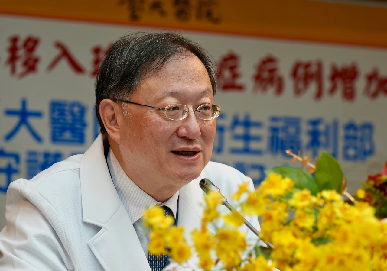 台大醫院院長余忠仁稱讚準衛福部長石崇良是個非常主動解決問題的人。梁建裕攝
