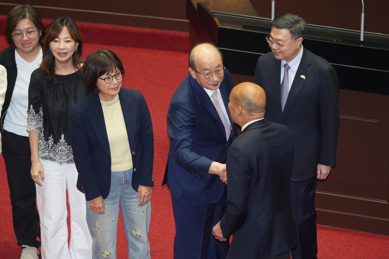 立法院第11屆第3會期結束,朝野握手致意。李柏毅攝