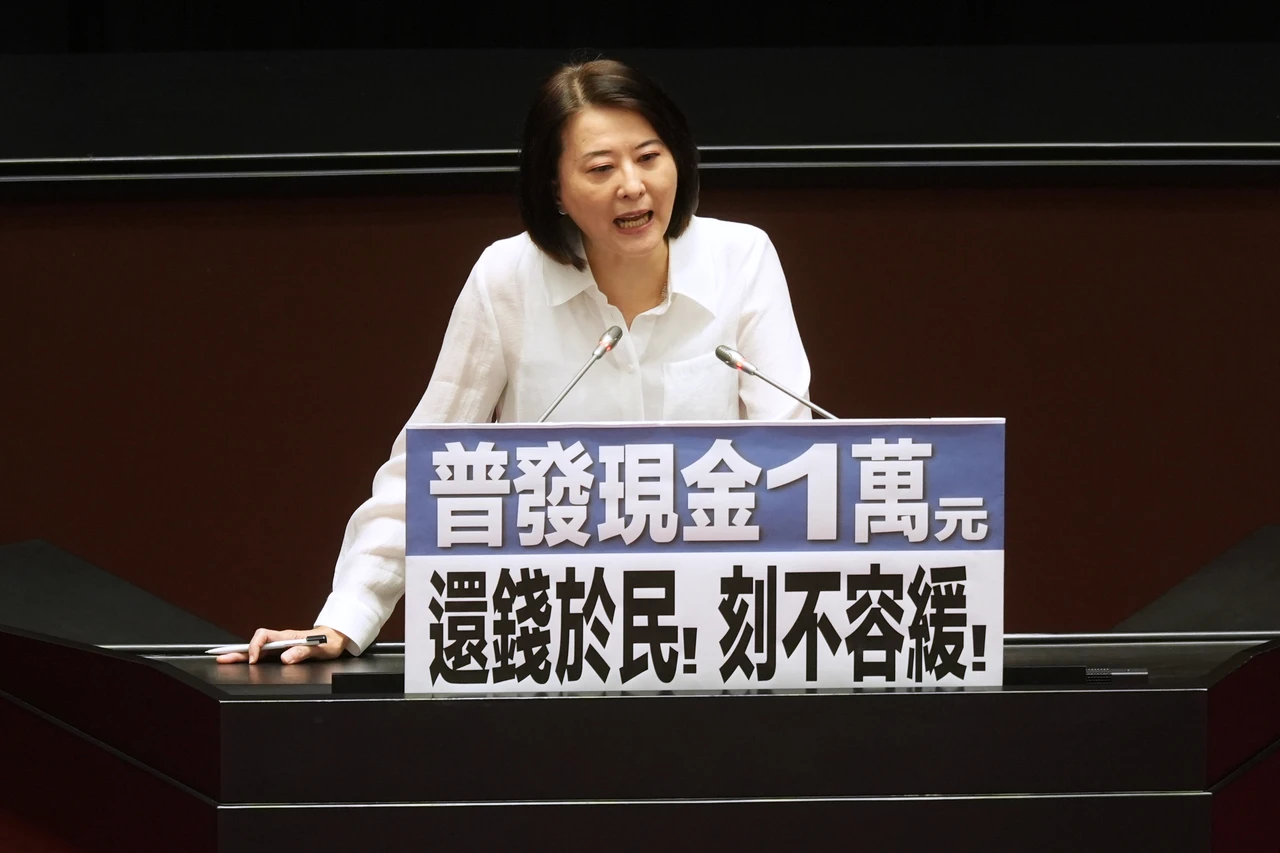國會通過「普發1萬」政策,最快10月領取在即。圖為國民黨立委王鴻薇。資料照,李柏毅攝