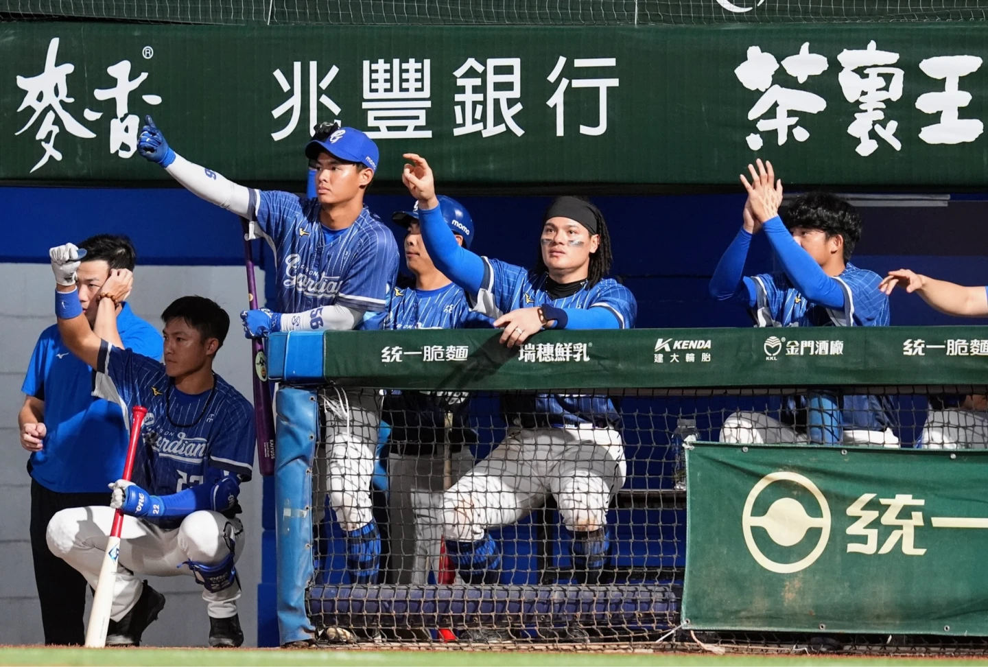 富邦悍將29日輸給統一獅後,確定本季又沒能達到5成勝率,連續6季勝率未達5成寫下中職首見慘紀錄。富邦悍將提供