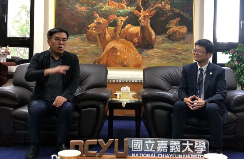 嘉義地區至今仍有風災受損光電板尚未清除完畢,環境部長彭啓明(左)29日表示,嘉義環保局已同意業者展延清運至9月5日,但屆時如未清除,將再開罰業者新台幣600萬元,後續由政府接手清運,將對業者全面代位求償。中央社