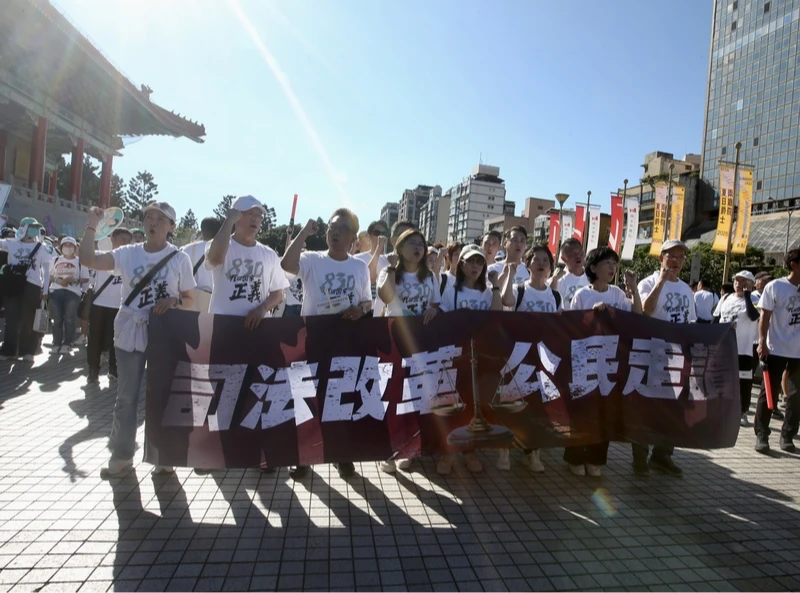 民眾黨30日在台北中正紀念堂外舉行「司法改革公民走讀」活動,民眾黨前主席柯文哲的妻子陳佩琪(前右2)、民眾黨立委等與支持民眾出席活動。中央社