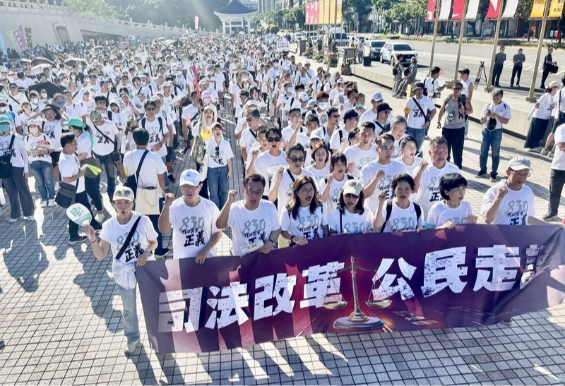 民眾黨30日在台北中正紀念堂外舉行「司法改革公民走讀」活動,民眾黨立委等與支持民眾訴求推動司法改革。中央社