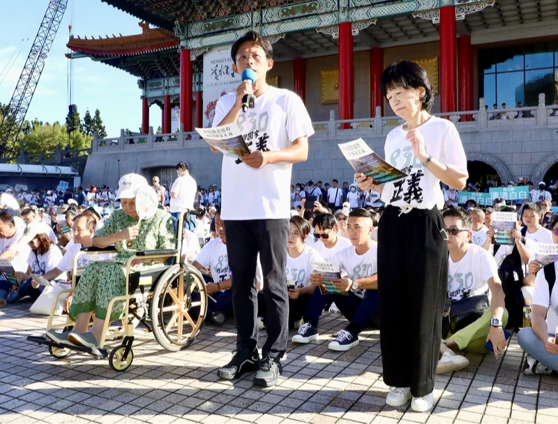 黃國昌(前中)、前主席柯文哲的妻子陳佩琪(前右)與母親何瑞英(坐輪椅者)出席活動。中央社