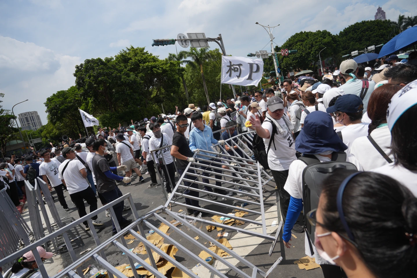 警方將護欄撤下。陳卓邦攝