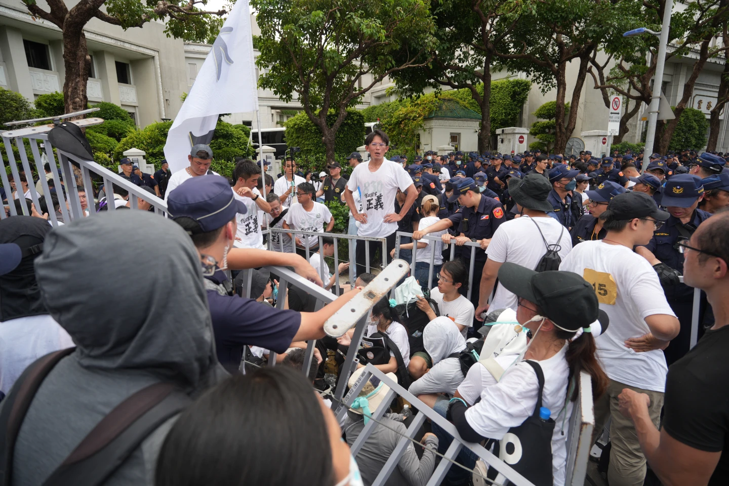 黃國昌和警方對峙。陳卓邦攝