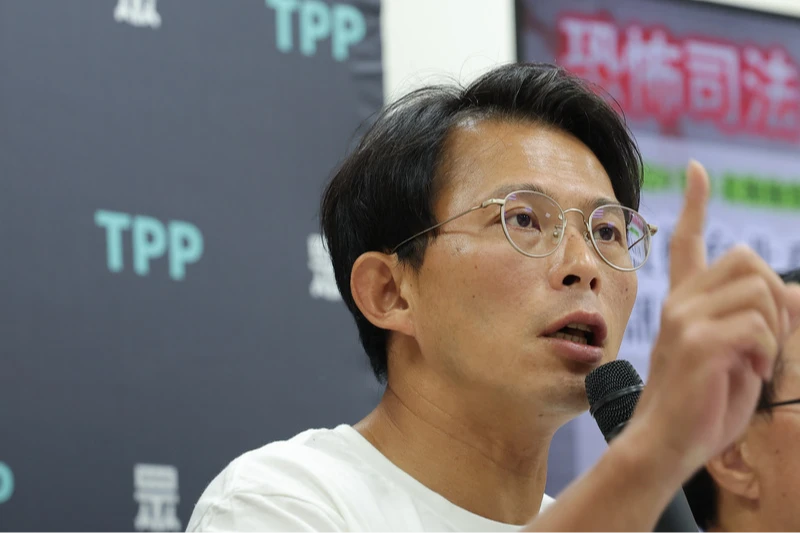 民眾黨立法院黨團29日舉行「恐怖司法 清洗筆錄」記者會,黨團總召黃國昌(圖)會中指出,台北地方法院28日勘驗光碟內容,竟發現2024年9月3日,檢察官林俊言赴北所訊問前台北市副市長彭振聲,部分內容卻未記載在筆錄中。中央社