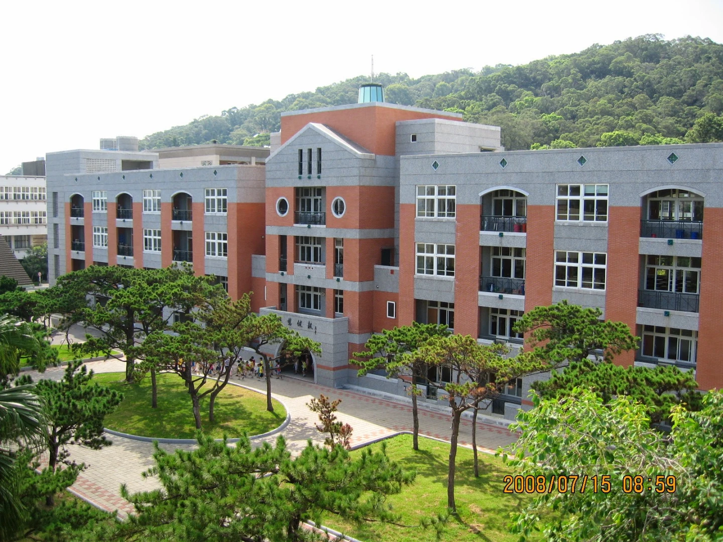 新竹高中社團多元化、注重五育均衡,是學校特色,圖為校內建築。取自新竹中學校友會網站