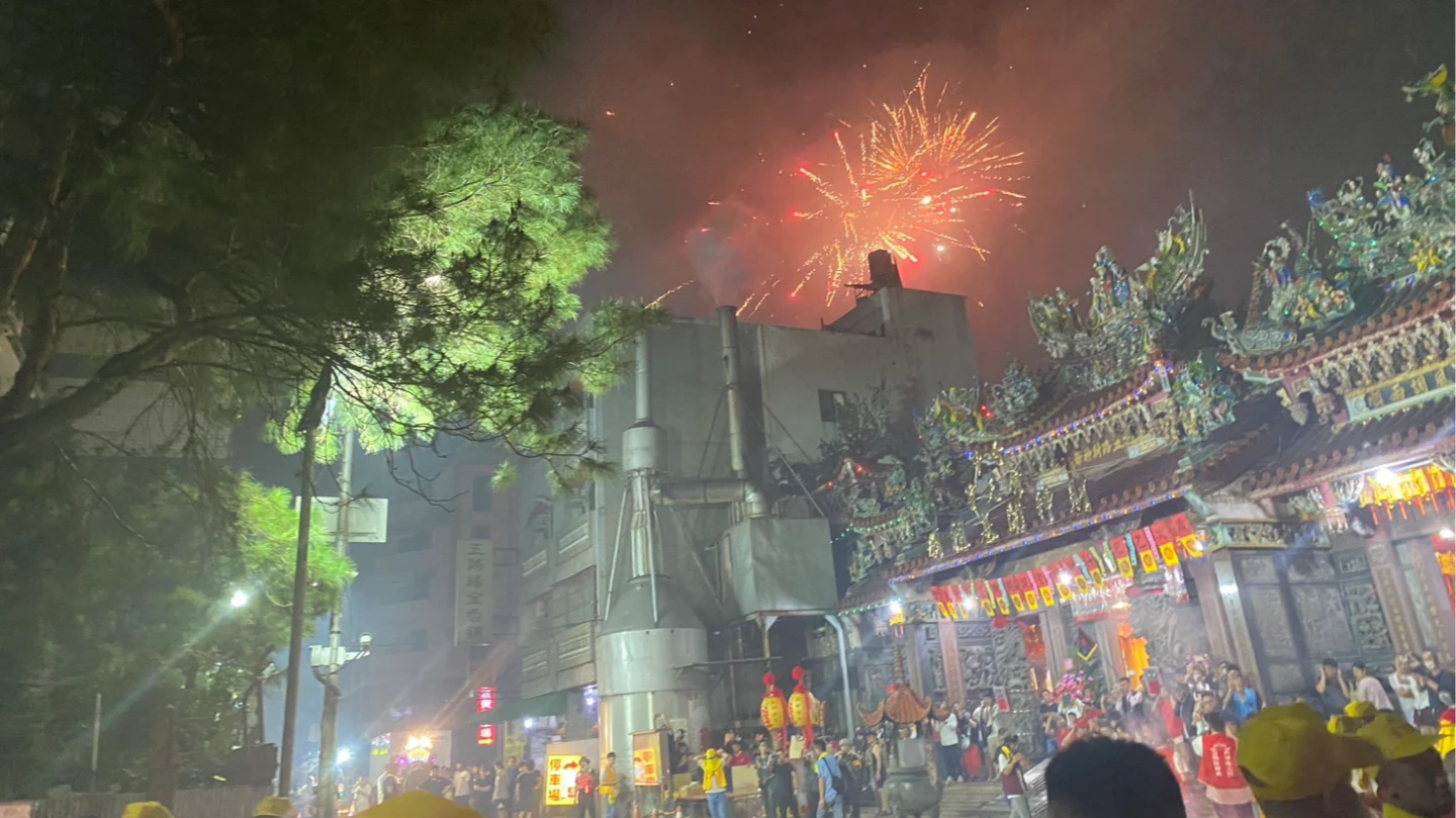 從事祭祀活動時也需兼顧社區的環境生活品質,環保局建議採取紙錢集中燒、注意噪音時段降低音量等措施,以減輕空氣及噪音污染。中市府提供
