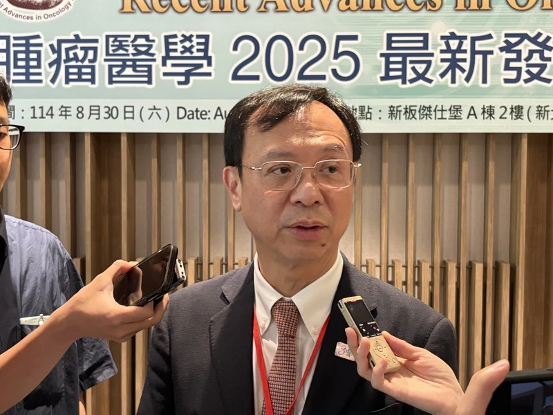 準衛生福利部長石崇良(圖)30日上午出席「腫瘤醫學2025最新發展研討會」,他會前針對近日長照數據爭議表示,中央制定政策、爭取預算,地方執行也要善用資源,互相合作,不足之處會再強化。中央社