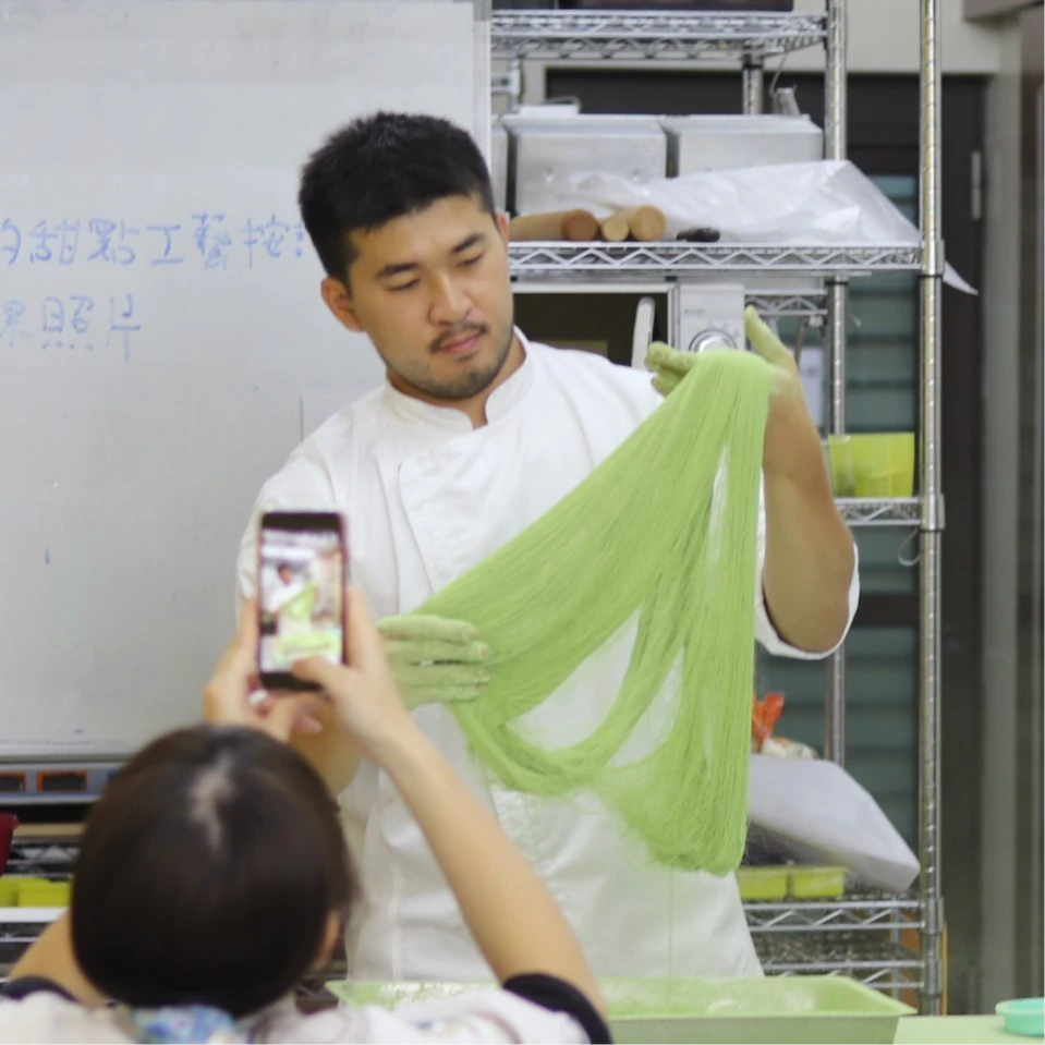 顏志全從小喜歡烘焙,高中時期不斷練習各式甜點。取自FB@強尼甜點工藝 Johnny Yan pâtissier