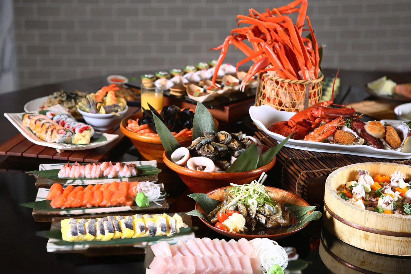 台北萬豪酒店Garden Kitchen推出「和風夏宴」日式主題饗宴,周一至周五午間用餐享「四人同行、一人免費」。台北萬豪提供