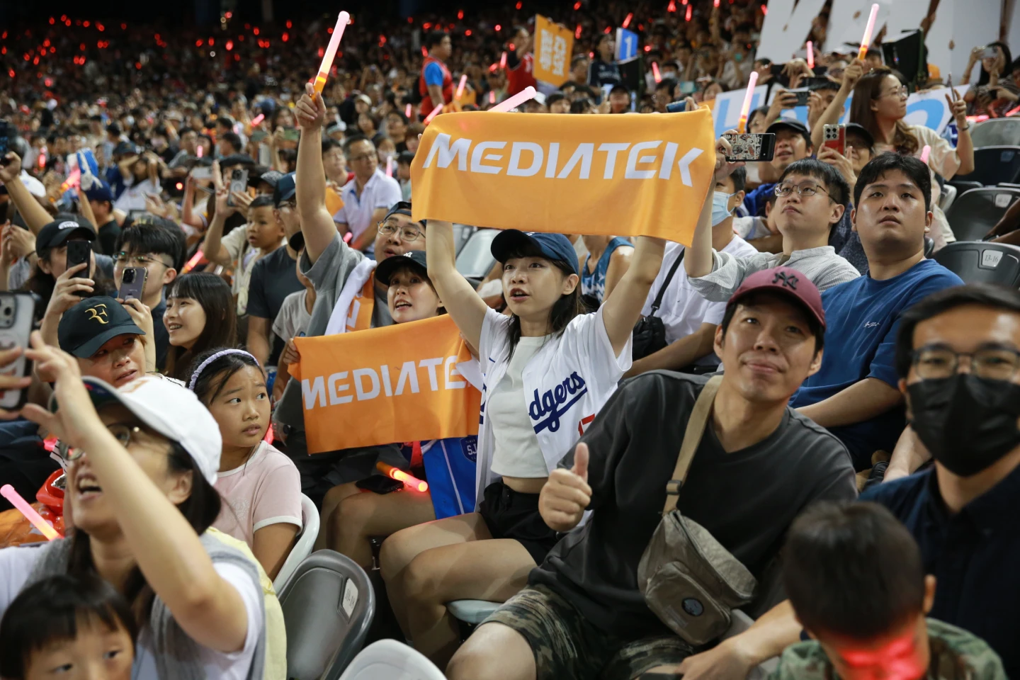 全場超過25000位同仁眷屬一同參與棒球家庭日,為賽事激昂加油,展現「聯發精神 全力出擊。公司提供