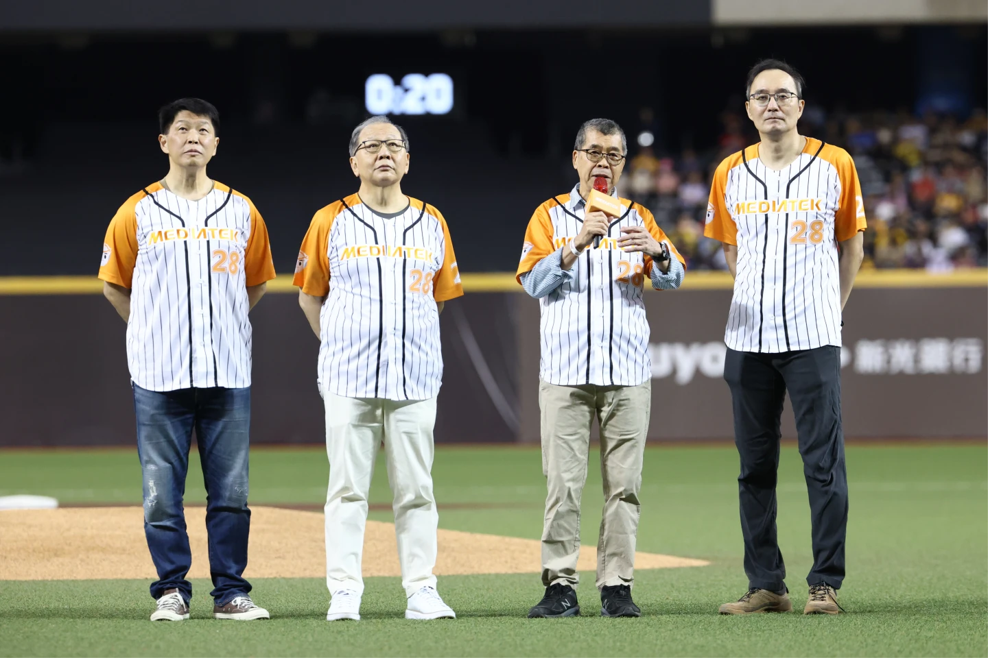 左至右為聯發科技共同營運長顧大為、副董事長暨執行長蔡力行、董事長蔡明介、總經理暨營運長陳冠州。公司提供