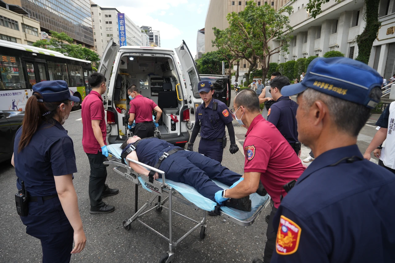 員警送醫。資料畫面。陳卓邦攝