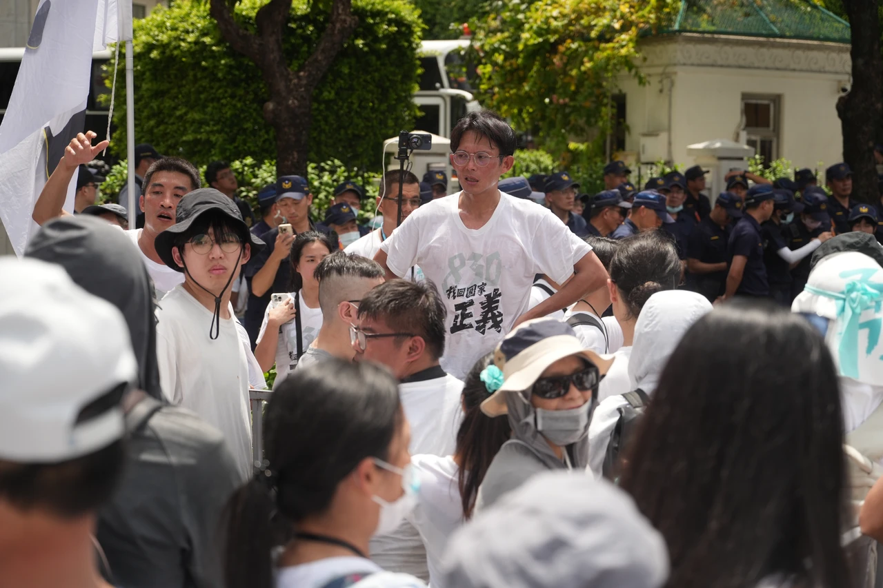 黃國昌號召群眾以走讀方式,試圖衝總統官邸。資料畫面。陳卓邦攝
