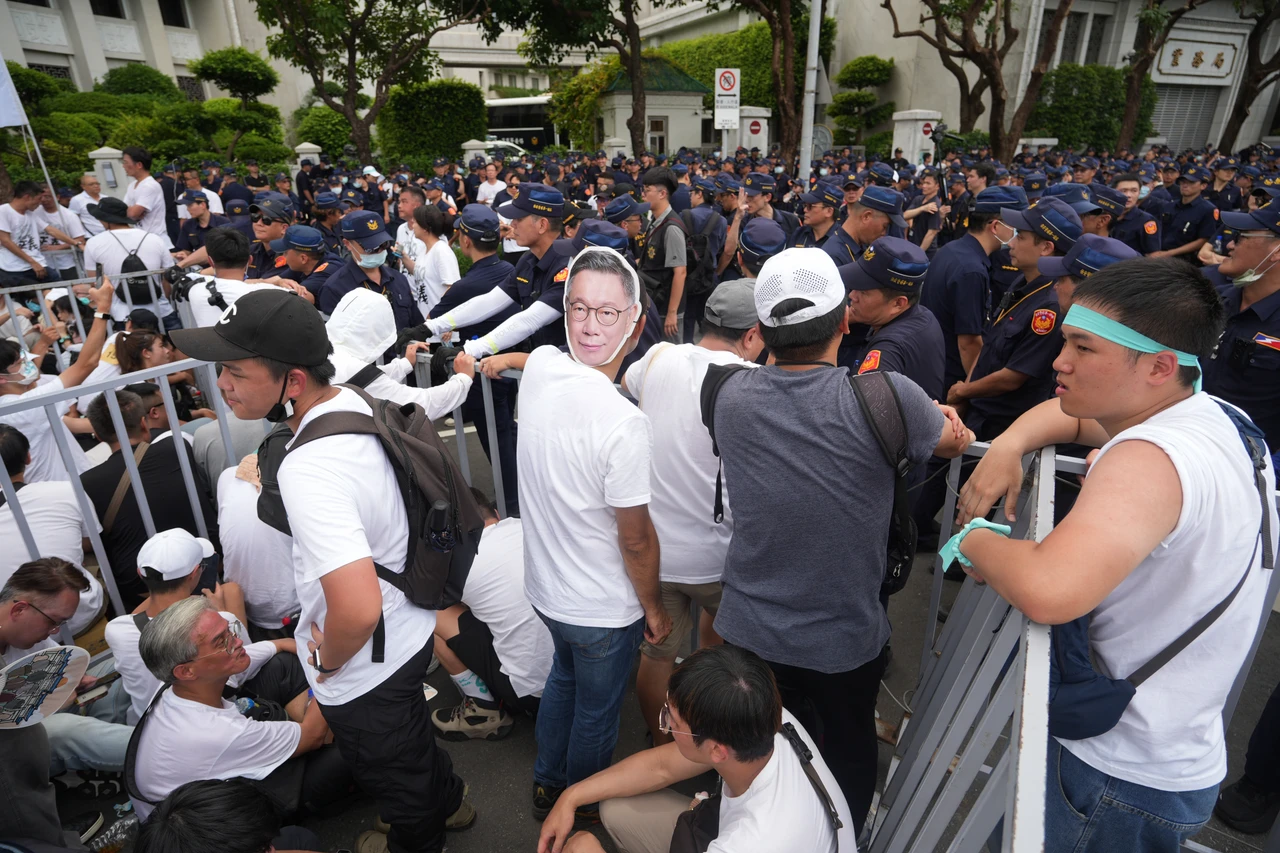 民眾黨830走讀群眾與警方爆發衝突。資料照。陳卓邦攝