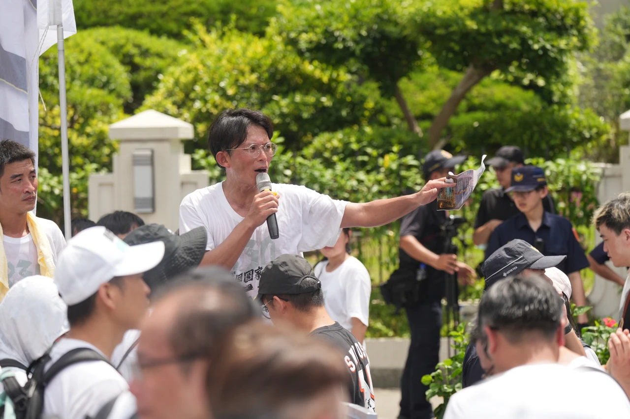 民眾黨主席黃國昌上周率領黨公職、群眾走讀,試圖衝總統官邸,致8員警受傷。陳卓邦攝
