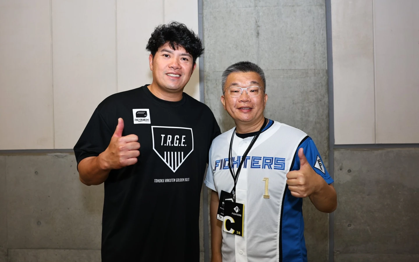 中職會長蔡其昌(右)在火腿「台灣日」與效力樂天金鷲台灣投手宋家豪合影。取自蔡其昌臉書
