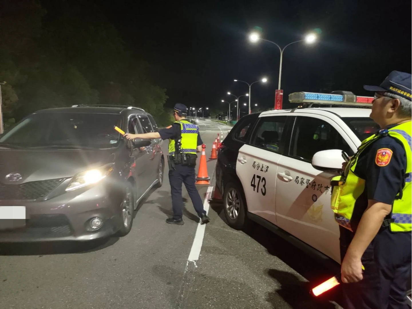 汐止警方暑假聯合環保局交通大執法,共取締494件無照駕車、改裝車、酒駕。翻攝畫面