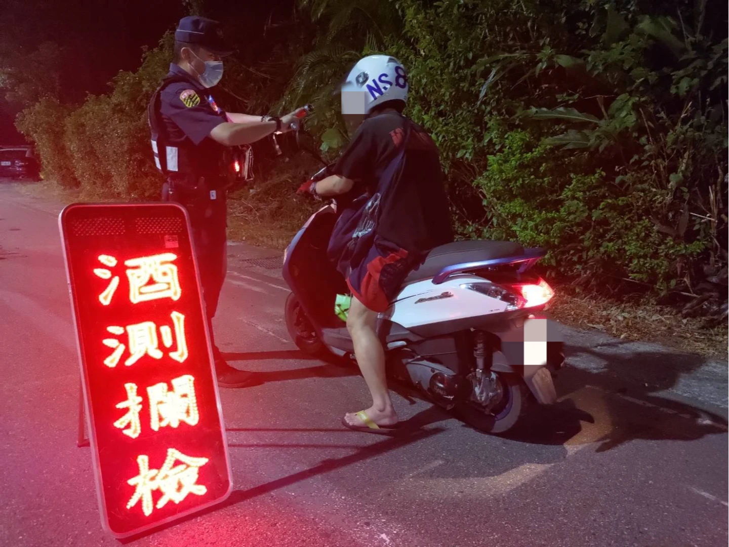 汐止警方聯合環保局取締違規車輛。翻攝畫面