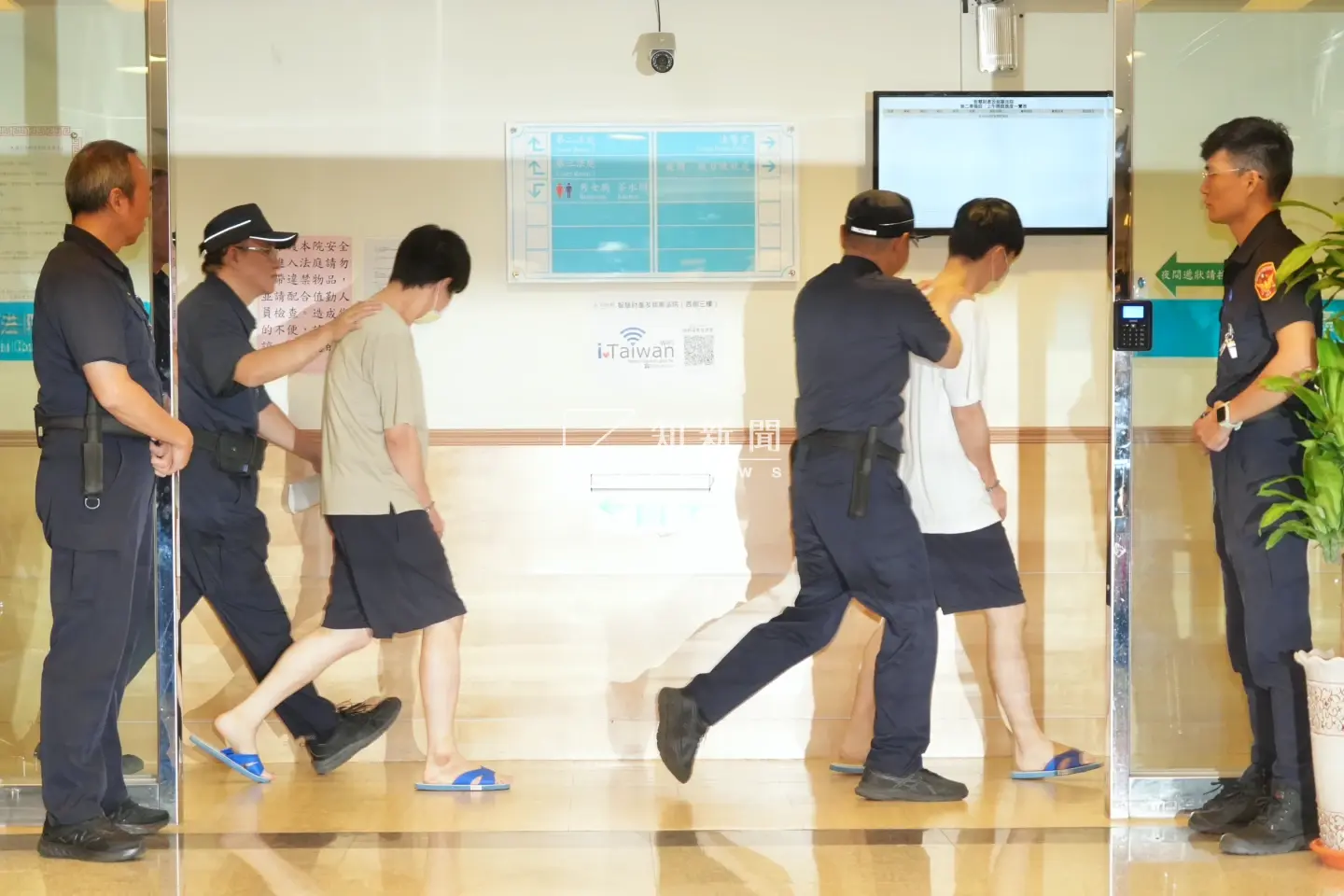 台積電內鬼工程師吳秉駿(右)、戈一平(左三)上銬被提訊出庭。林林攝