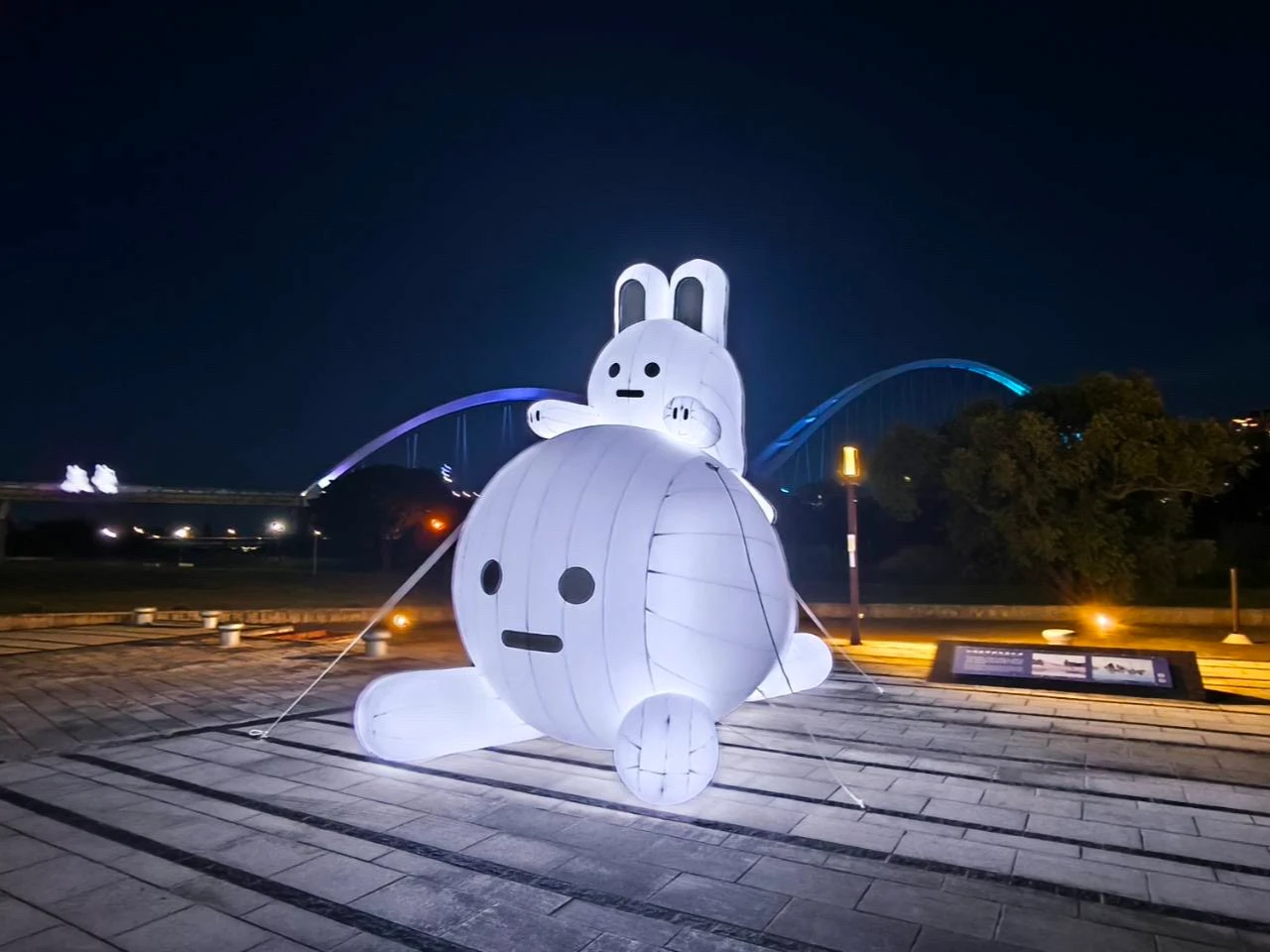 兔兔Q為新月廣場增添趣味。新北高灘處提供