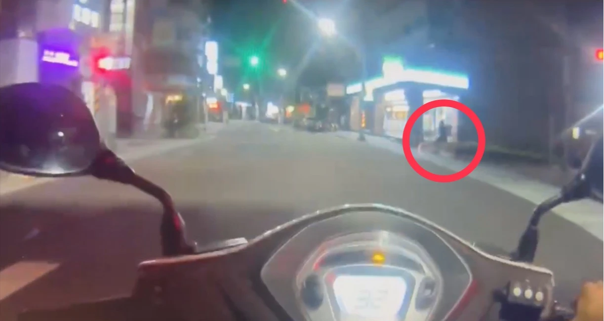 男子酒後騎腳踏車又違規紅燈右轉,遭警攔下盤查。翻攝畫面