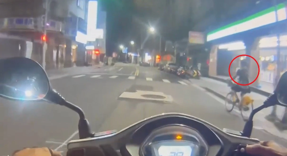 蘆洲男子酒後騎腳踏車,又違規紅燈右轉,遭警攔下開出兩張罰單。翻攝畫面