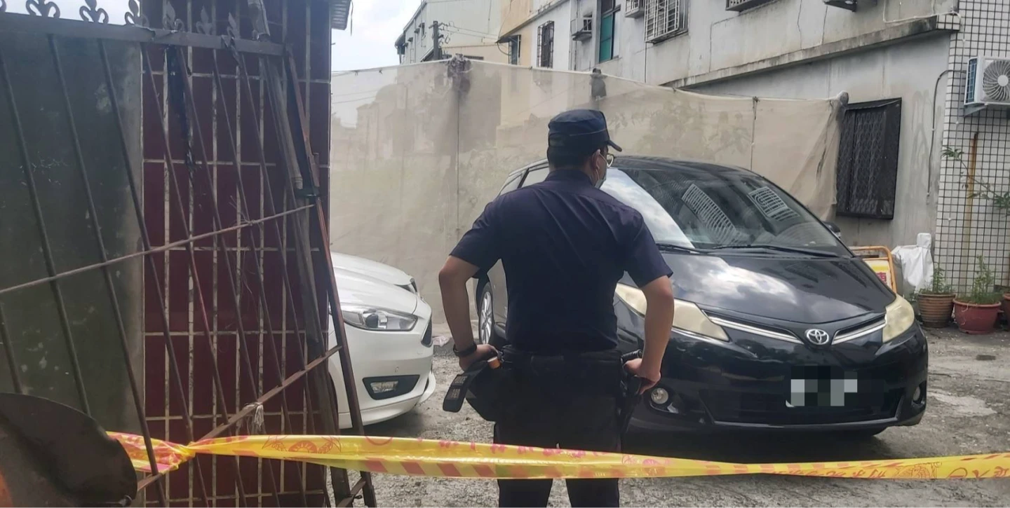 警方昨天發現張姓男子的女友陳屍住處,拉起封鎖線展開調查。仁武分局提供