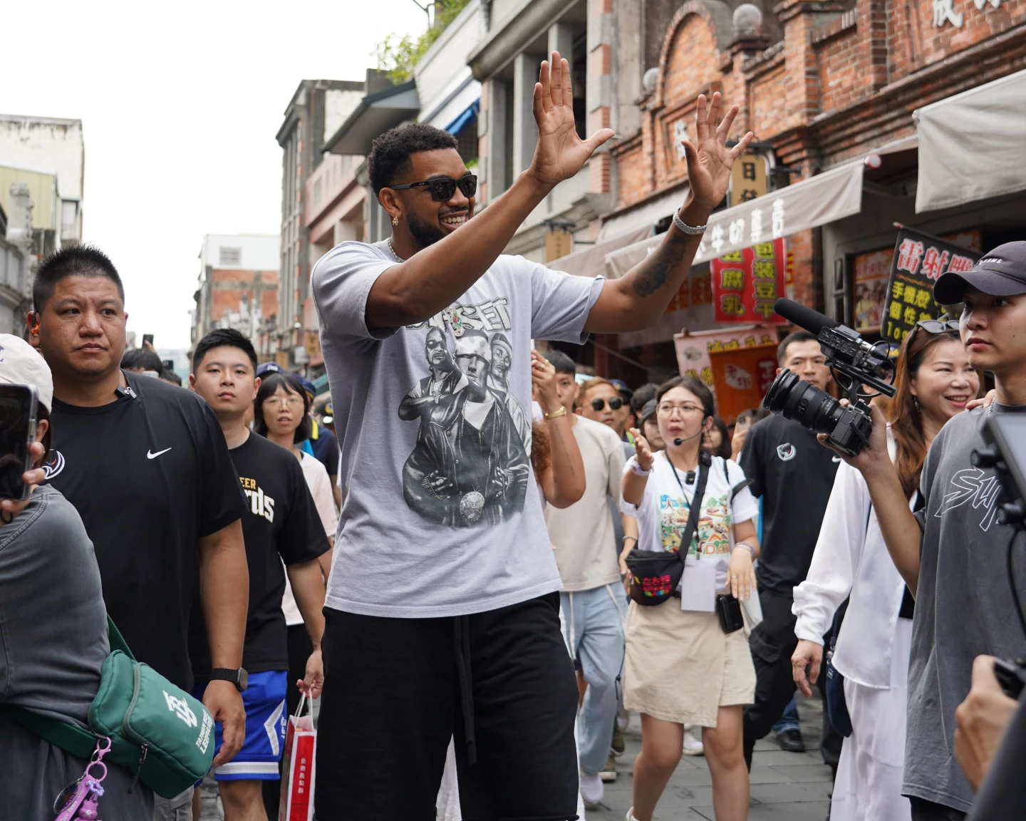 唐斯熱情與民眾互動。桃園市觀旅局