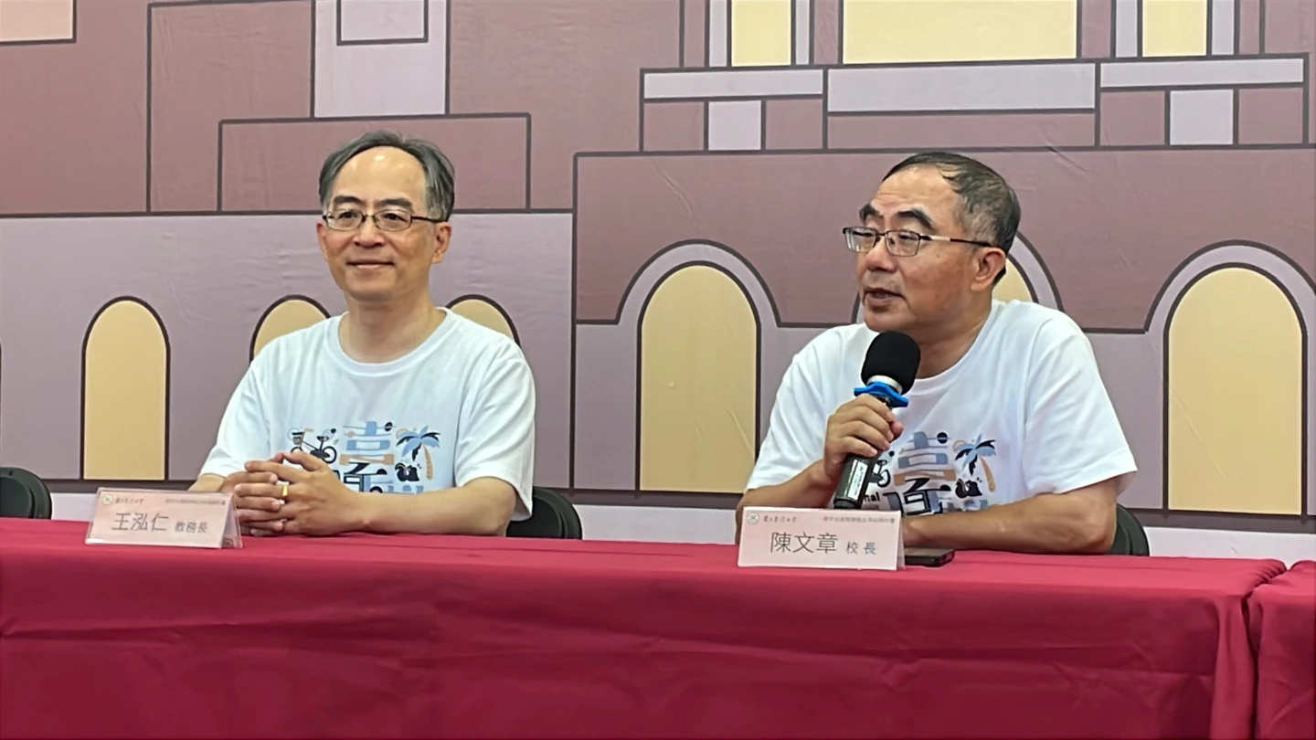 陳文章(右)指出,完成後將獲得台大修課證明,若未來入學台大可依規定申請學分抵免。賴昀岫攝