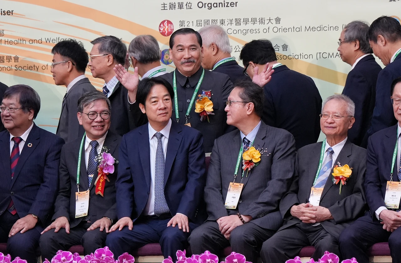 邱泰源(前左1)認為,中醫藥未來有發展為護國神山的潛力,應該給予最大鼓勵。葉志明攝