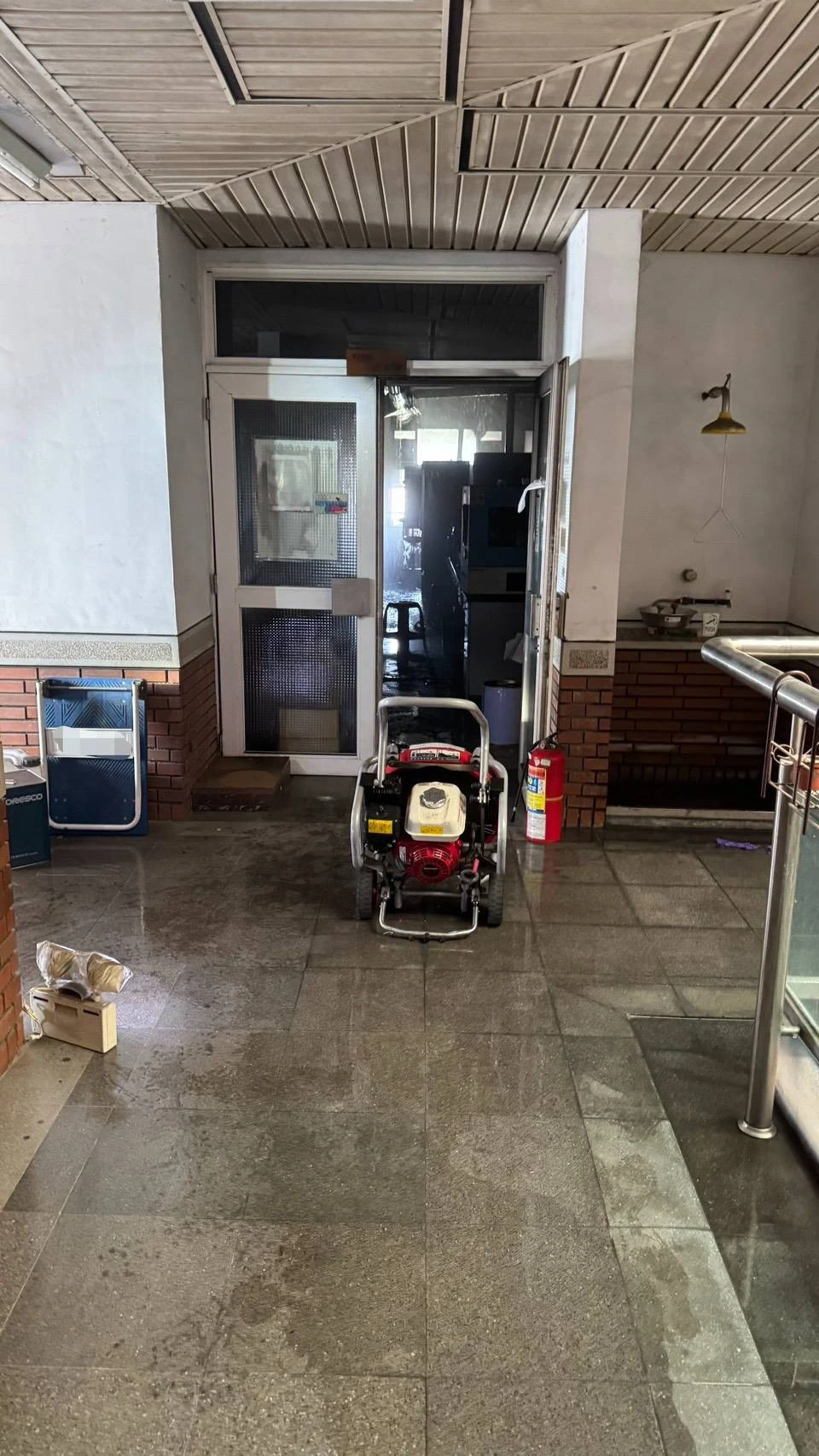 2名學生在實驗中受傷。翻攝畫面