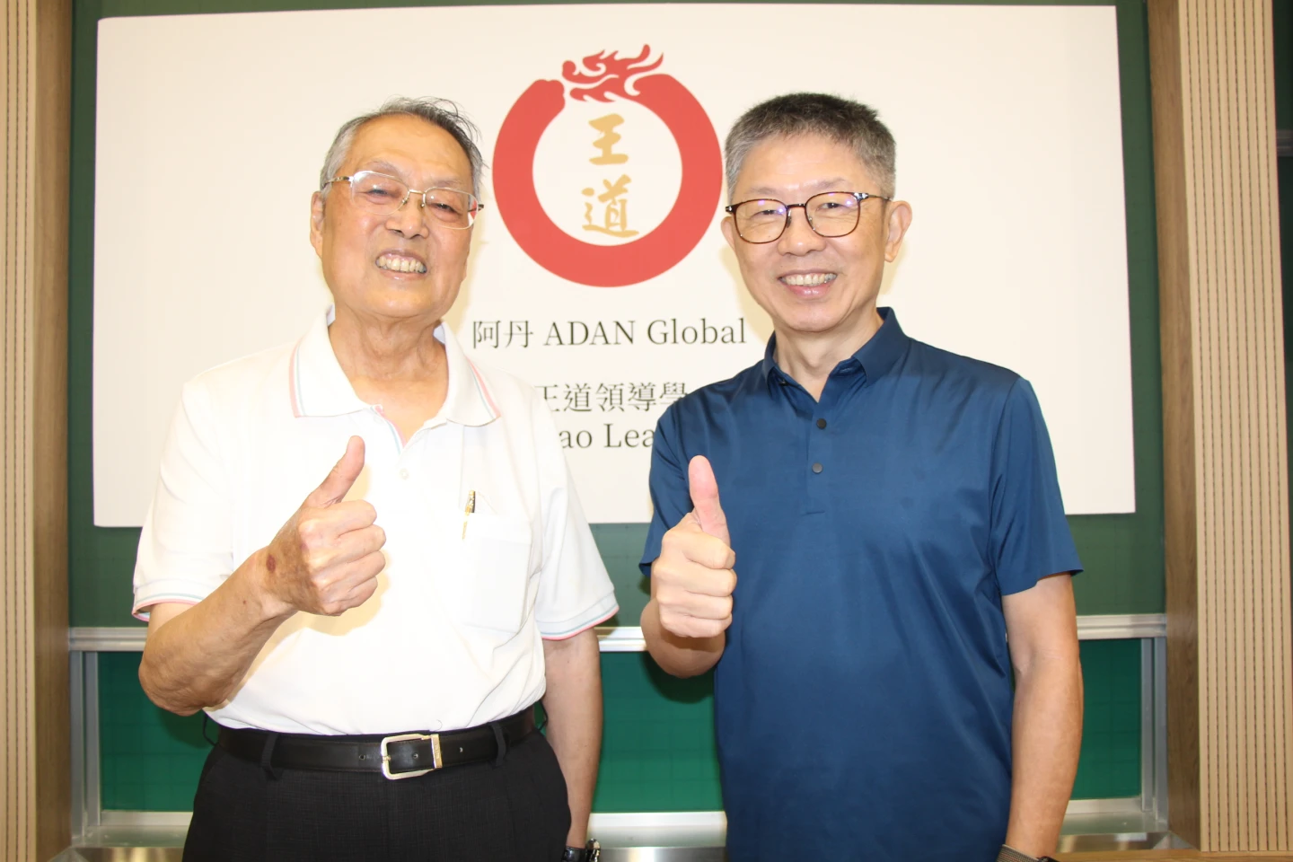 施振榮(左)表示,AI分身阿丹將是重要助手。施振榮辦公室提供