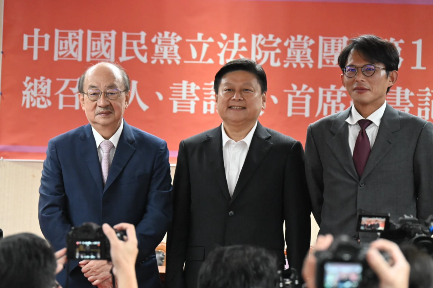 民進黨團總召柯建銘、國民黨團總召傅崐萁、民眾黨團總召黃國昌合影,現場氣氛難得充滿歡笑。國民黨團提供
