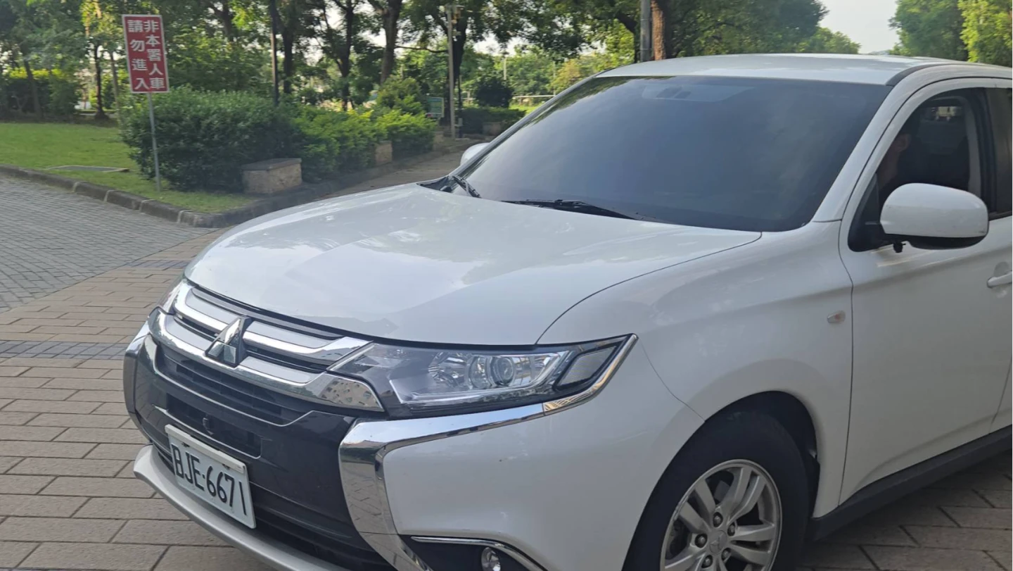 警方昨下午駕駛白色偵防車,將「雨刷」蔡政宜送往橋頭地檢署複訊。王勇超攝