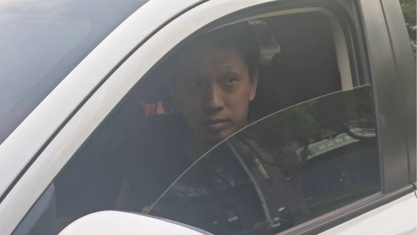 警方(圖)昨傍晚開偵防車將雨刷蔡政宜押解到橋頭地檢署,蔡坐在後座。王勇超攝