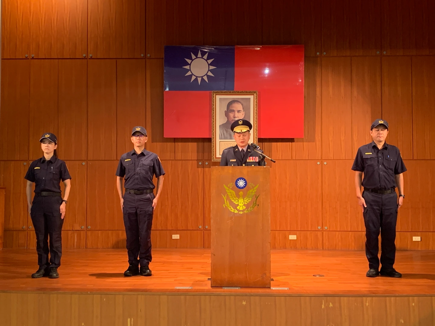 龜山分局長張鶴瓊(右二)期勉,3位新任所長持續發揮專業。龜山警分局提供