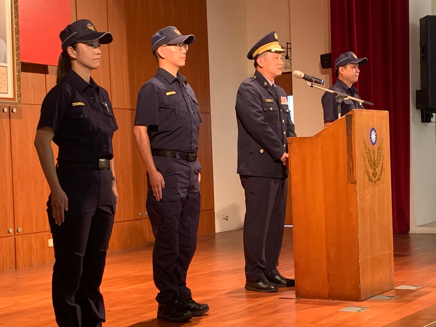 新任大坑派出所所長黃玉婷(左一),為大坑所首任女所長。龜山警分局提供