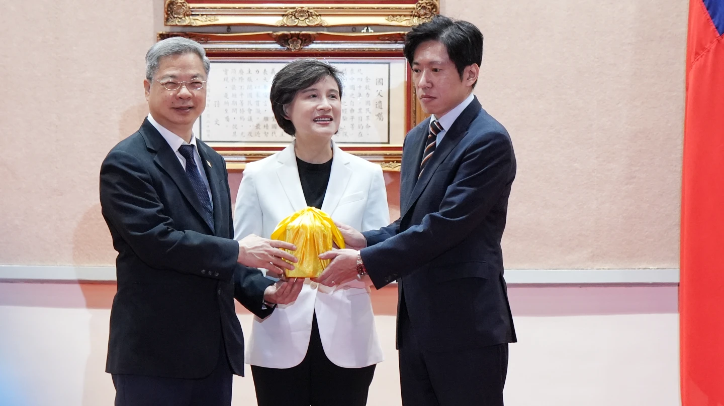 張惇涵(右)從龔明鑫手中接下印信,政院副院長鄭麗君監交。葉志明攝