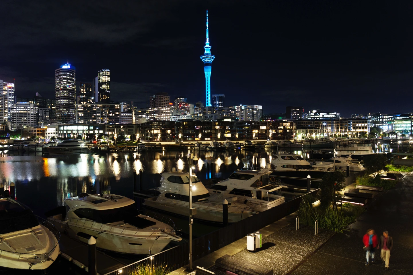 紐西蘭奧克蘭夜景2024年7月17日資料照片,圖中藍色光柱為地標建築天空之塔(Sky Tower)。美聯社