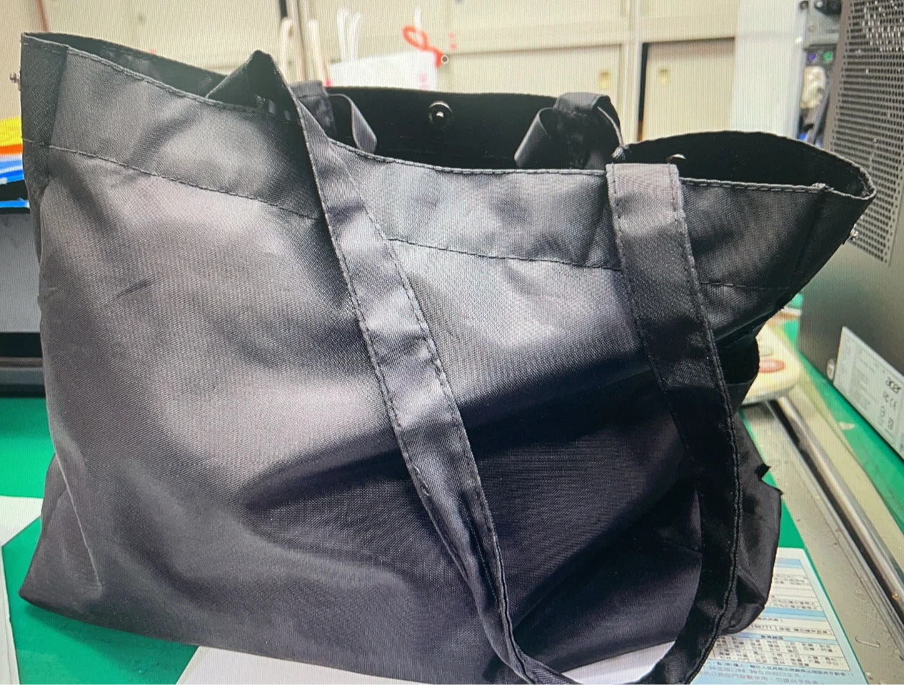 蔡姓男子在黑色包包側邊挖出洞口,內藏攝影機偷拍女子裙底影像。民眾提供