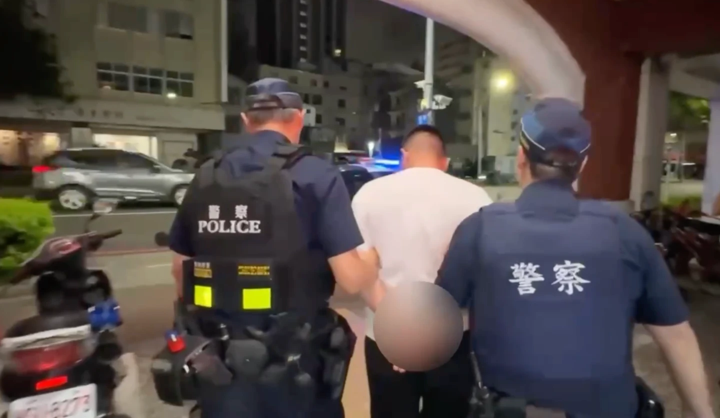 蔡姓男子包包藏偷拍器材遭逮。民眾提供