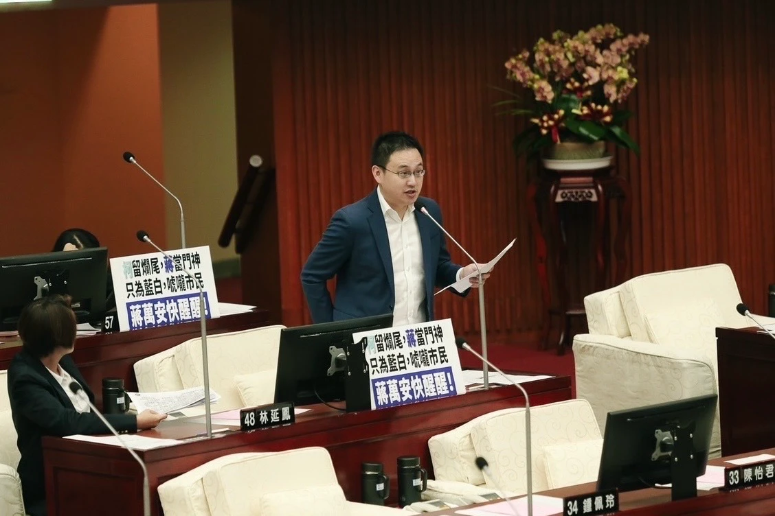 趙怡翔被封為「口譯哥」爆紅。取自臉書@趙怡翔