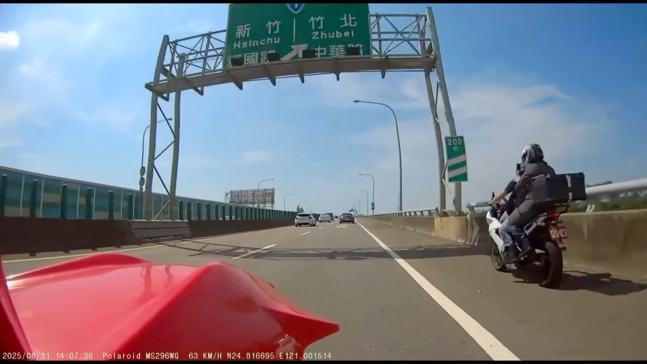 受害重機騎士緊急靠向右邊路肩停車。取自FB@爆料公社