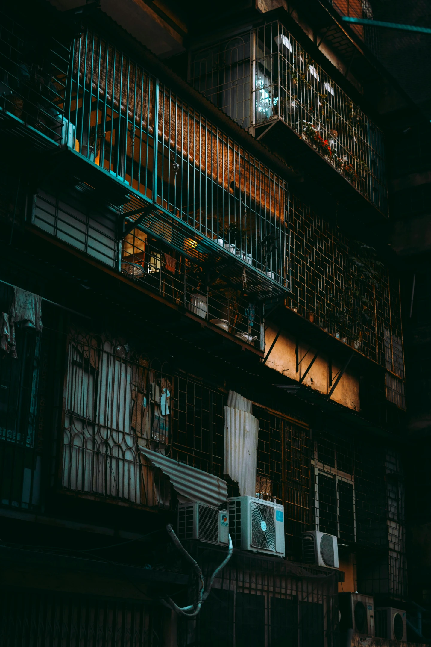 許多公寓和透天厝都裝有鐵窗。取自pexels